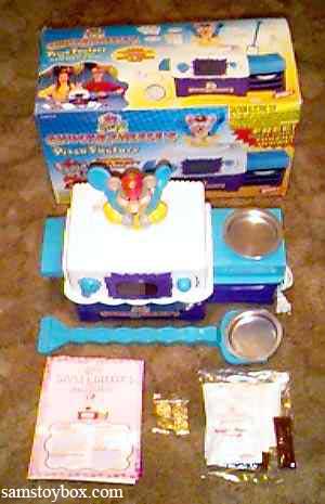 The entire contents of the pizza oven toy
